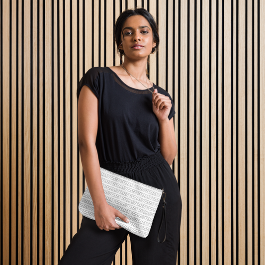 Bolso VOOM — Superhuman: conciencia con estilo en piel sintética premium con patrón repetido y cierre seguro entre manos de mujer