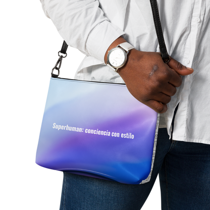 Bolso VOOM — Superhuman: conciencia con estilo en degradado azul violeta y correa negra ajustable colgado al hombro