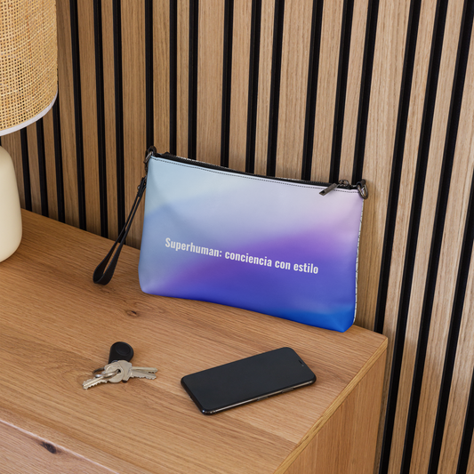 Bolso VOOM — Superhuman: conciencia con estilo en degradado azul violeta con herrajes gris satinado sobre mesa de madera