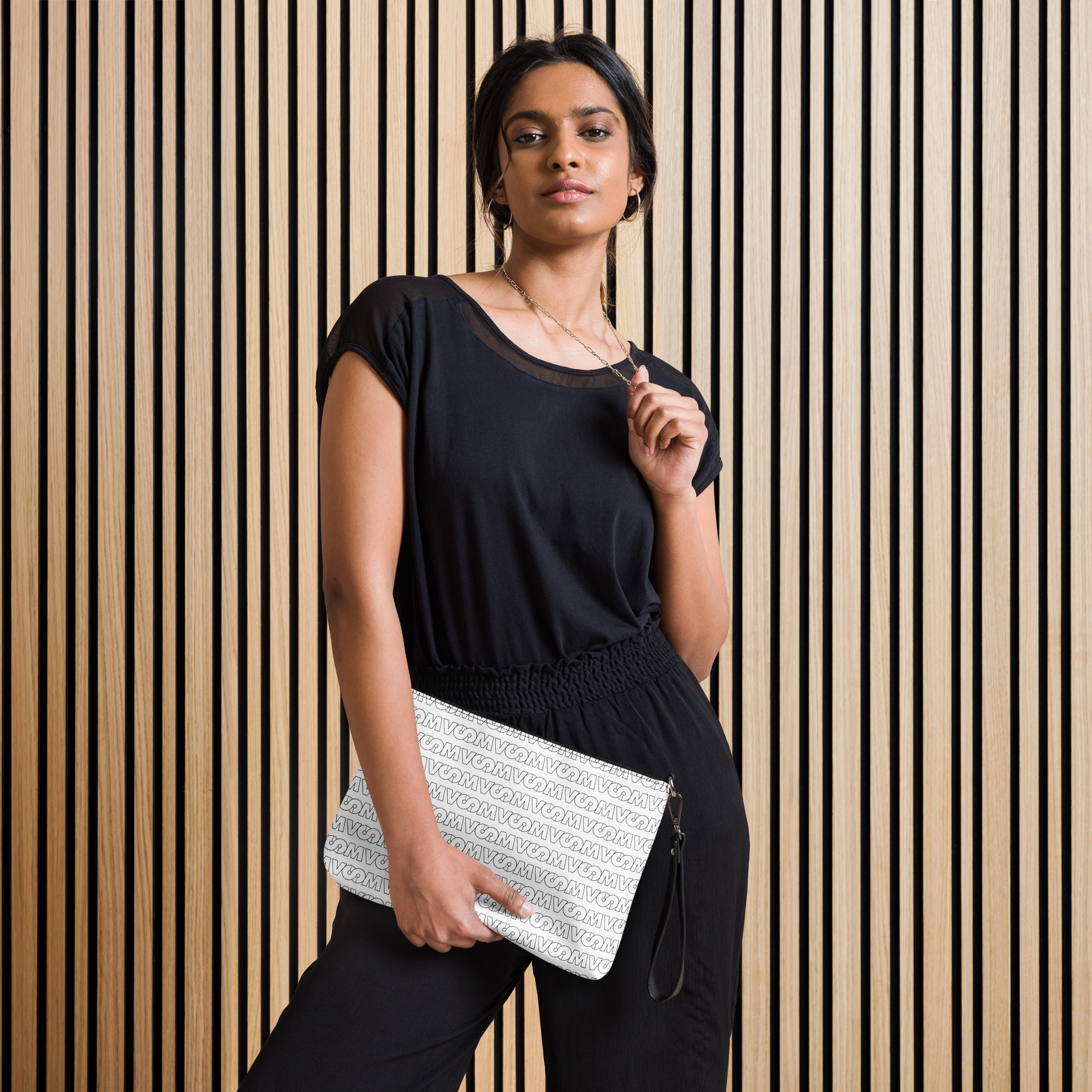 Bolso VOOM — Superhuman: conciencia con estilo en piel sintética premium con patrón repetido y cierre seguro entre manos de mujer