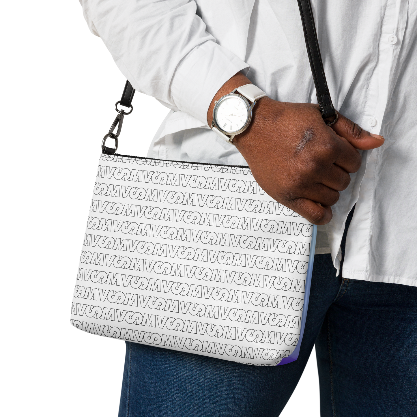 Bolso VOOM — Superhuman: conciencia con estilo con patrón lineal VOOM en blanco y correa negra ajustable colgado al hombro