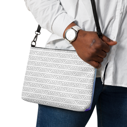 Bolso VOOM — Superhuman: conciencia con estilo con patrón lineal VOOM en blanco y correa negra ajustable colgado al hombro