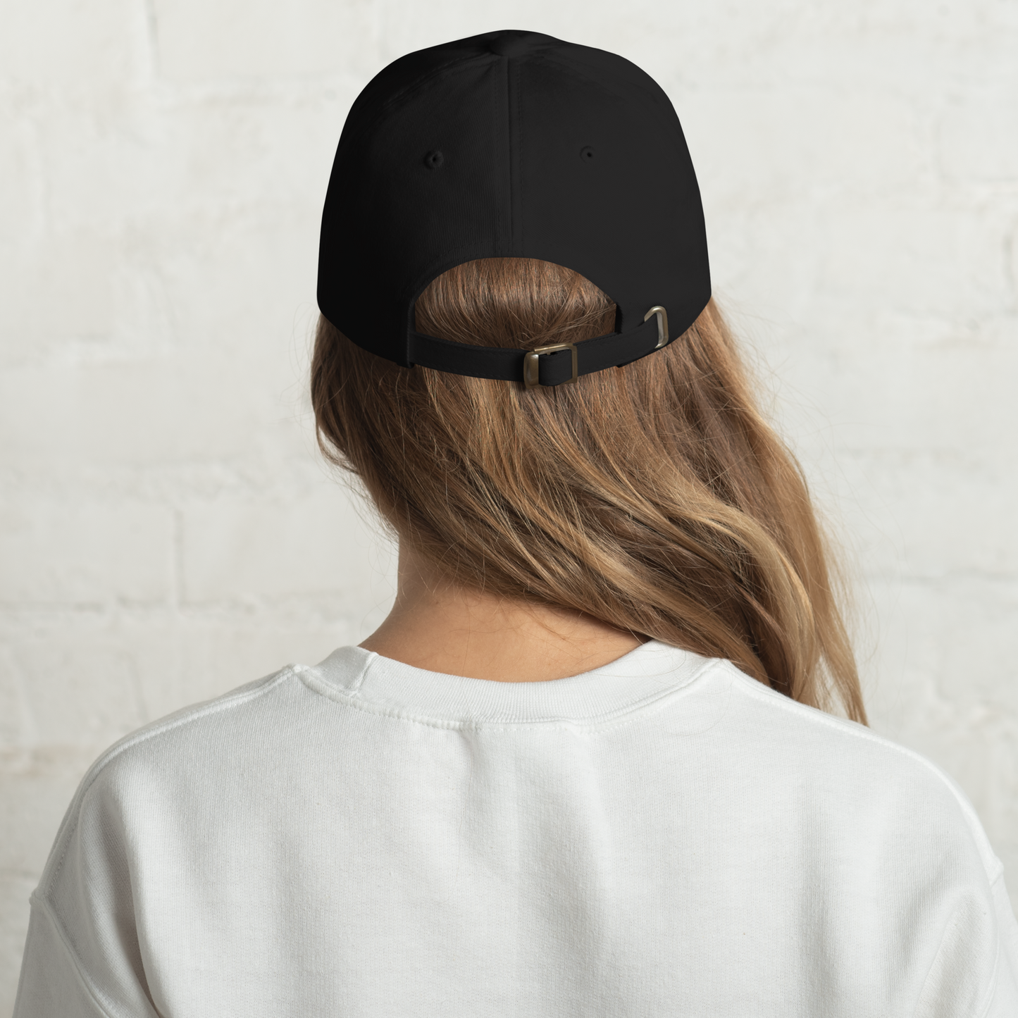 Vista trasera de la Gorra Negra VOOM — The Pattern Code con cierre ajustable metálico y detalle en sarga de algodón.