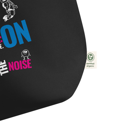 Detalle del tejido de algodón orgánico con etiqueta certificada de la Ecobolsa VOOM “Human Mode: ON”