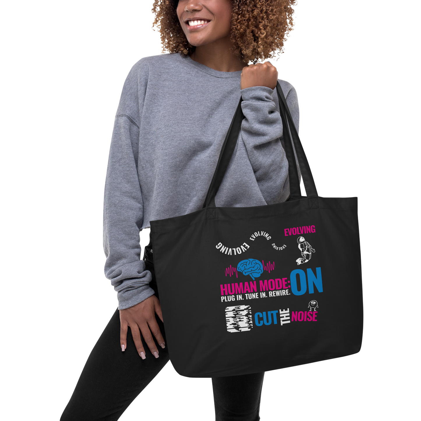 Modelo con sudadera gris sosteniendo la Ecobolsa VOOM “Human Mode: ON” con tipografía futurista y estilo urban