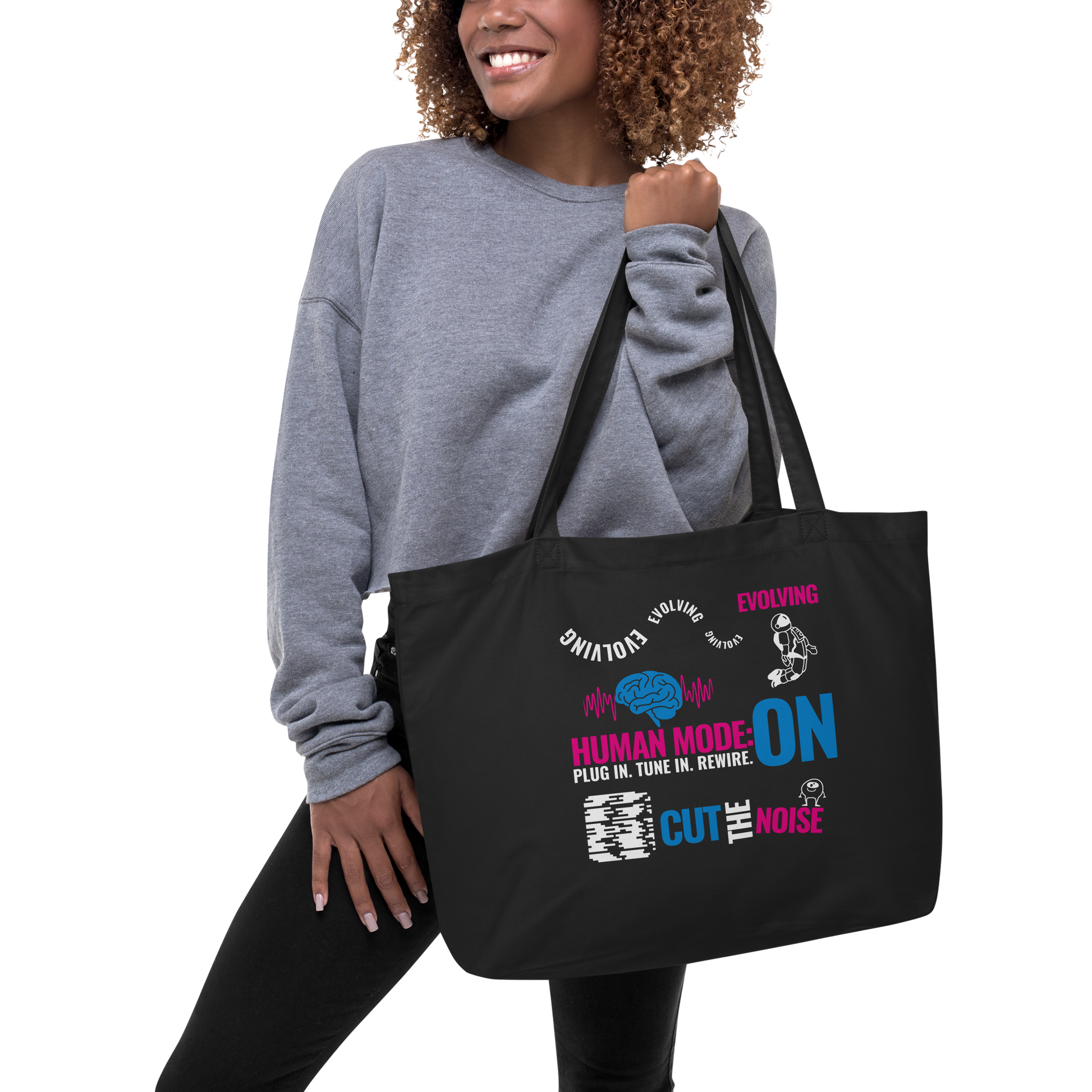 Modelo con sudadera gris sosteniendo la Ecobolsa VOOM “Human Mode: ON” con tipografía futurista y estilo urban