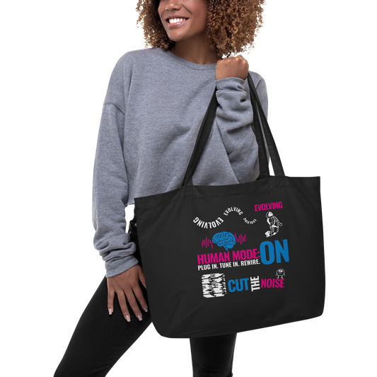 Modelo con sudadera gris sosteniendo la Ecobolsa VOOM “Human Mode: ON” con tipografía futurista y estilo urban