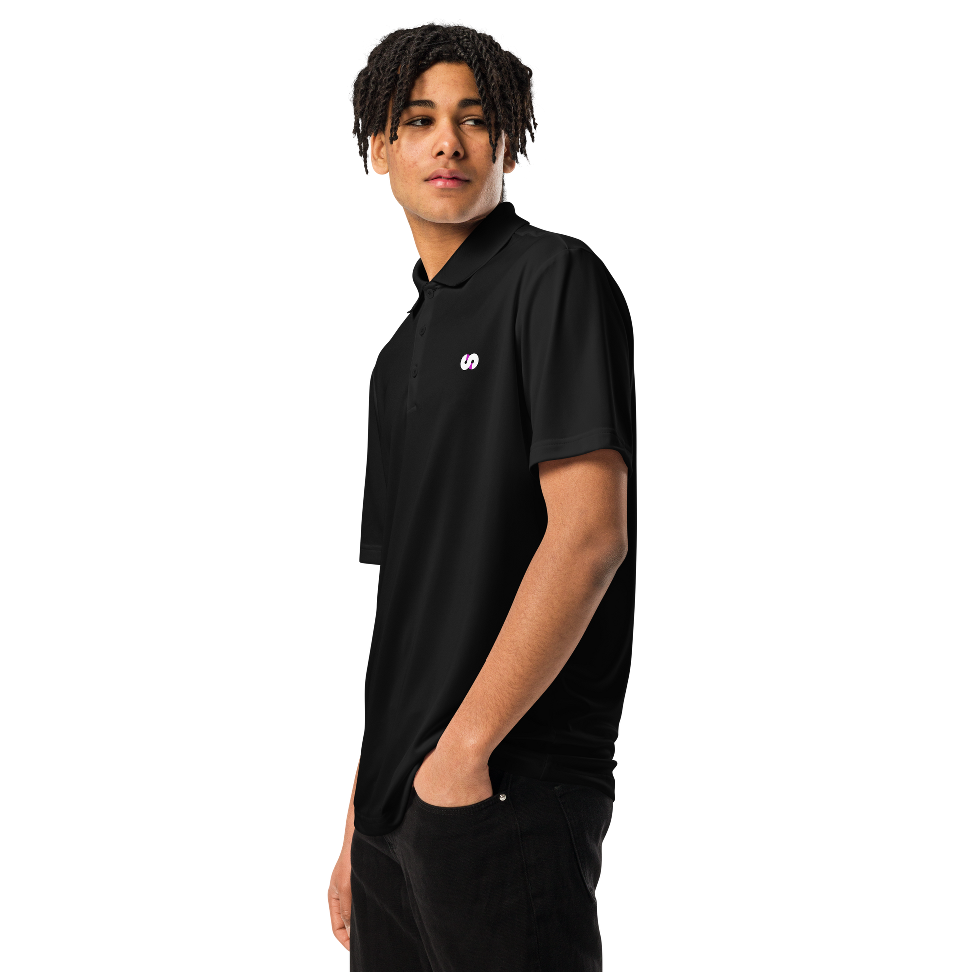 Modelo joven luce el Polo Negro VOOM x adidas — The Discipline Code con corte deportivo y logo bordado lateralmente