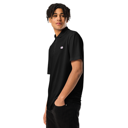 Modelo joven luce el Polo Negro VOOM x adidas — The Discipline Code con corte deportivo y logo bordado lateralmente