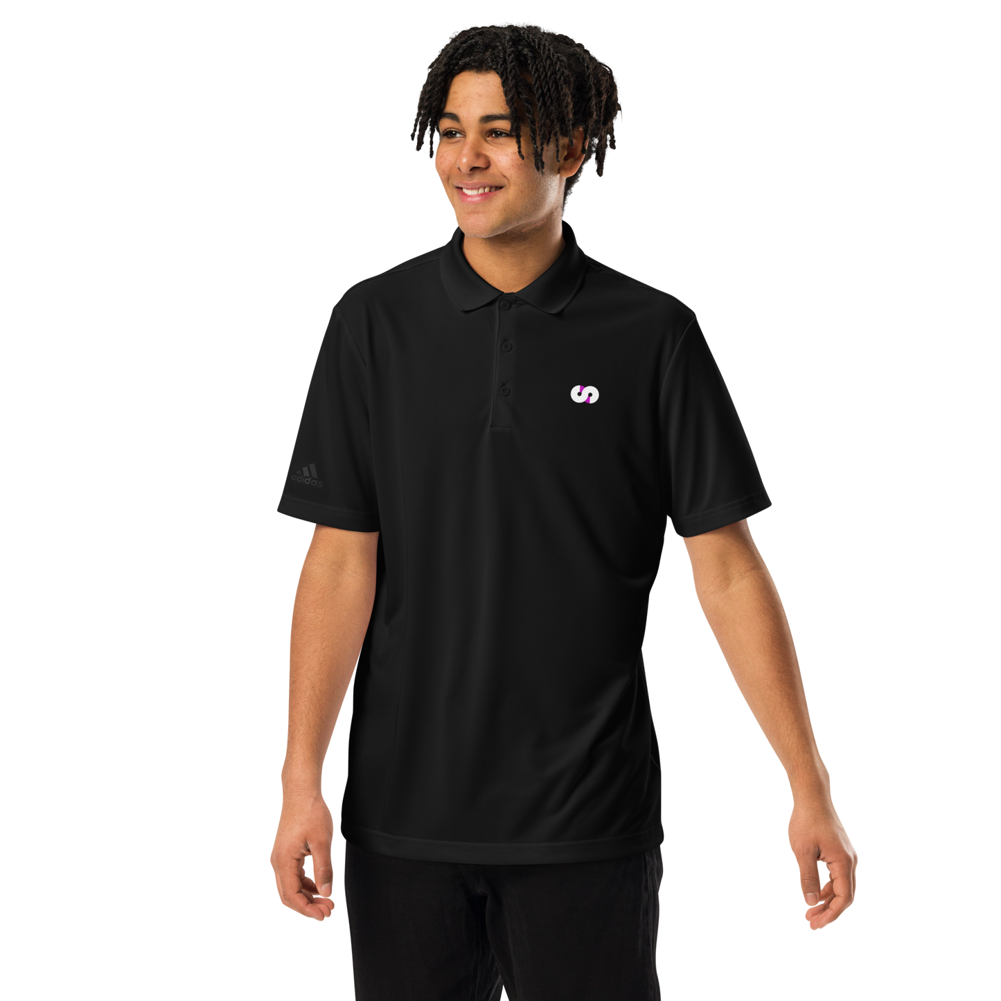 Hombre sonriente con Polo Negro VOOM x adidas — The Discipline Code de ajuste regular y tejido transpirable