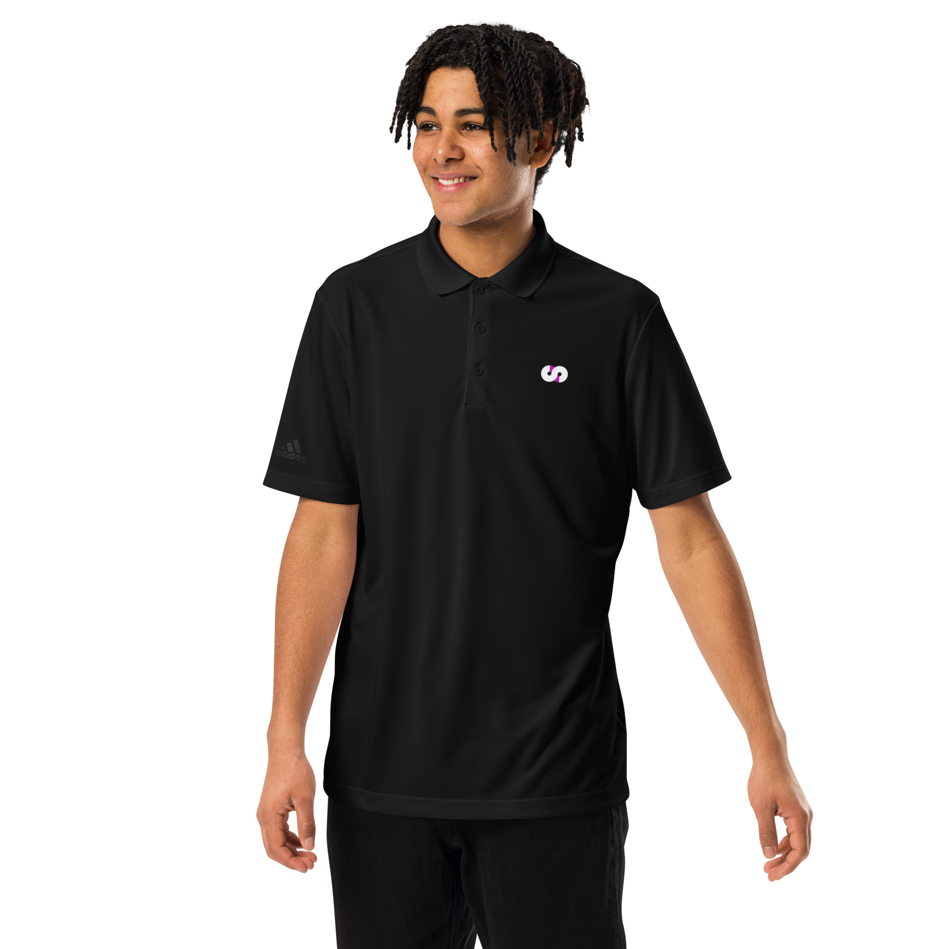 Hombre sonriente con Polo Negro VOOM x adidas — The Discipline Code de ajuste regular y tejido transpirable