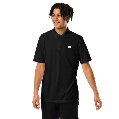 Hombre sonriente con Polo Negro VOOM x adidas — The Discipline Code de ajuste regular y tejido transpirable