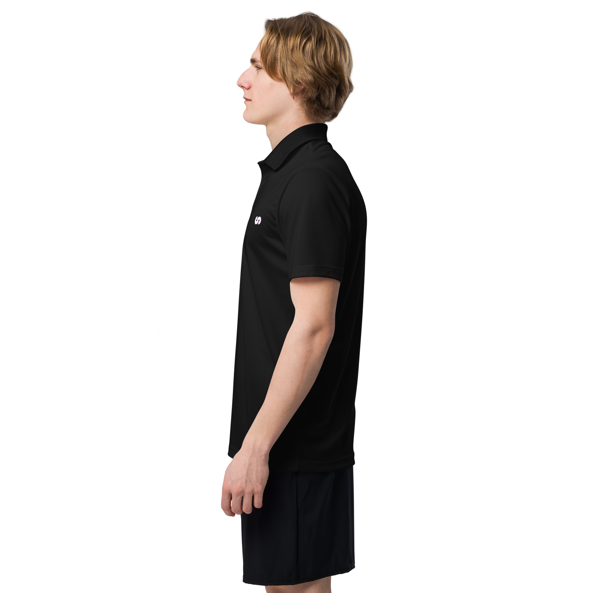 Perfil lateral de persona usando Polo Negro VOOM x adidas — The Discipline Code con corte deportivo y ajuste regular.