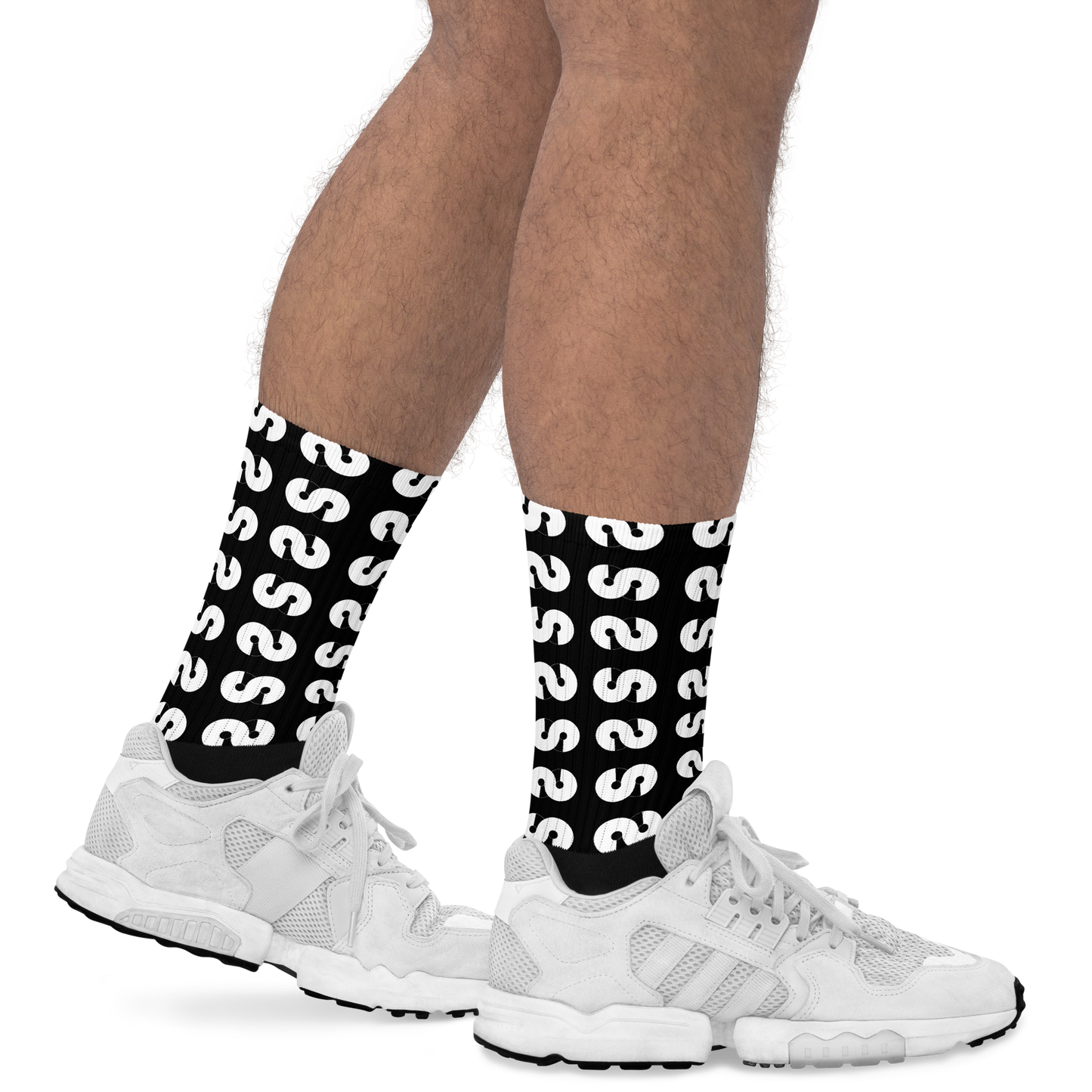 Pies masculinos con zapatos deportivos blancos usando Calcetines VOOM — The Ground Signal con patrón blanco sobre negro