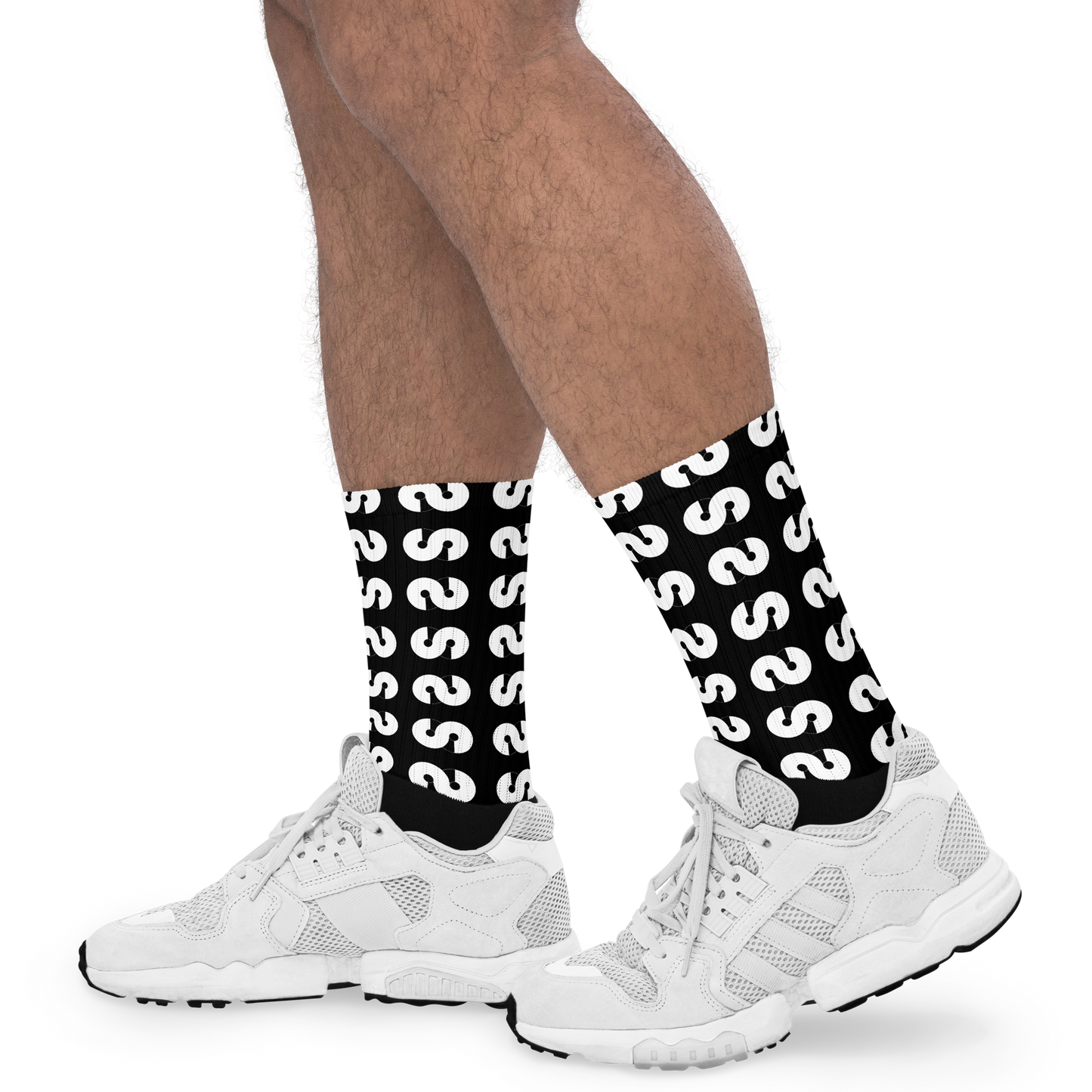 Piernas con Calcetines VOOM — The Ground Signal al tobillo de caña larga con diseño repetido blanco sobre negro.