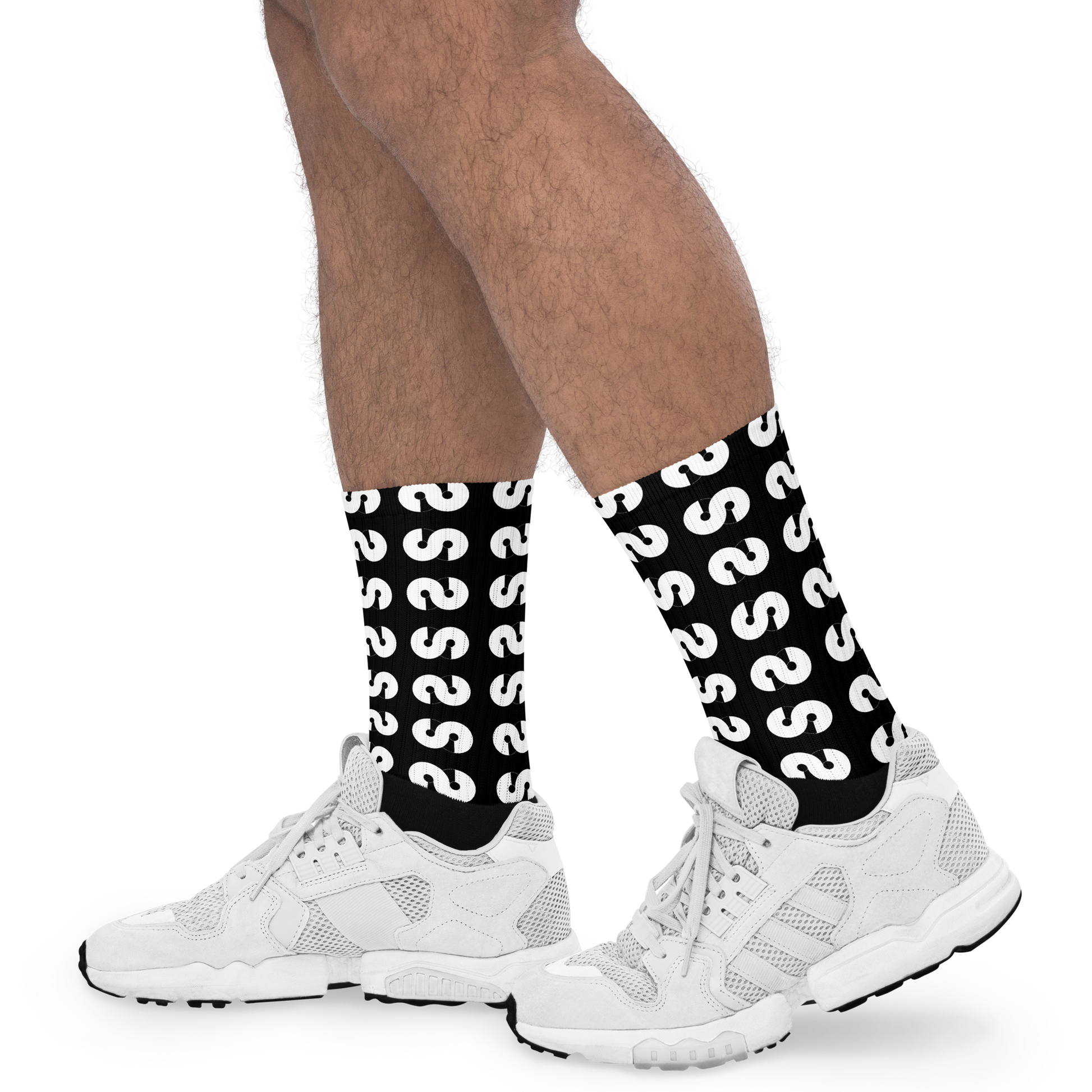 Piernas con Calcetines VOOM — The Ground Signal al tobillo de caña larga con diseño repetido blanco sobre negro.