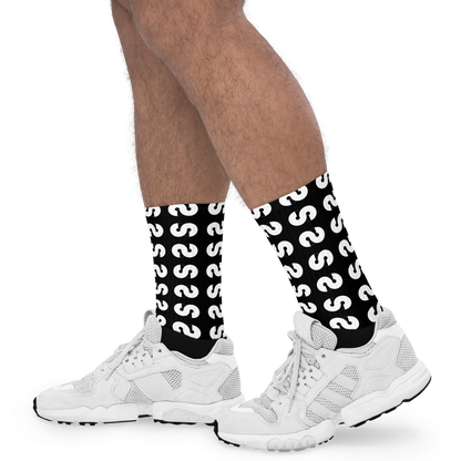 Piernas con Calcetines VOOM — The Ground Signal al tobillo de caña larga con diseño repetido blanco sobre negro.