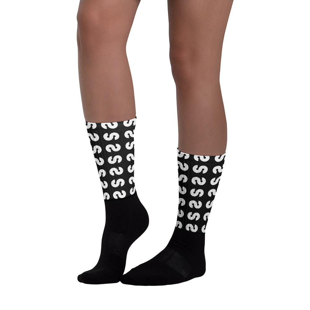 Piernas con calcetines Calcetines VOOM — The Ground Signal largos, con diseño en blanco sobre fondo negro y caña acanalada.