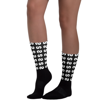 Piernas con calcetines Calcetines VOOM — The Ground Signal largos, con diseño en blanco sobre fondo negro y caña acanalada.