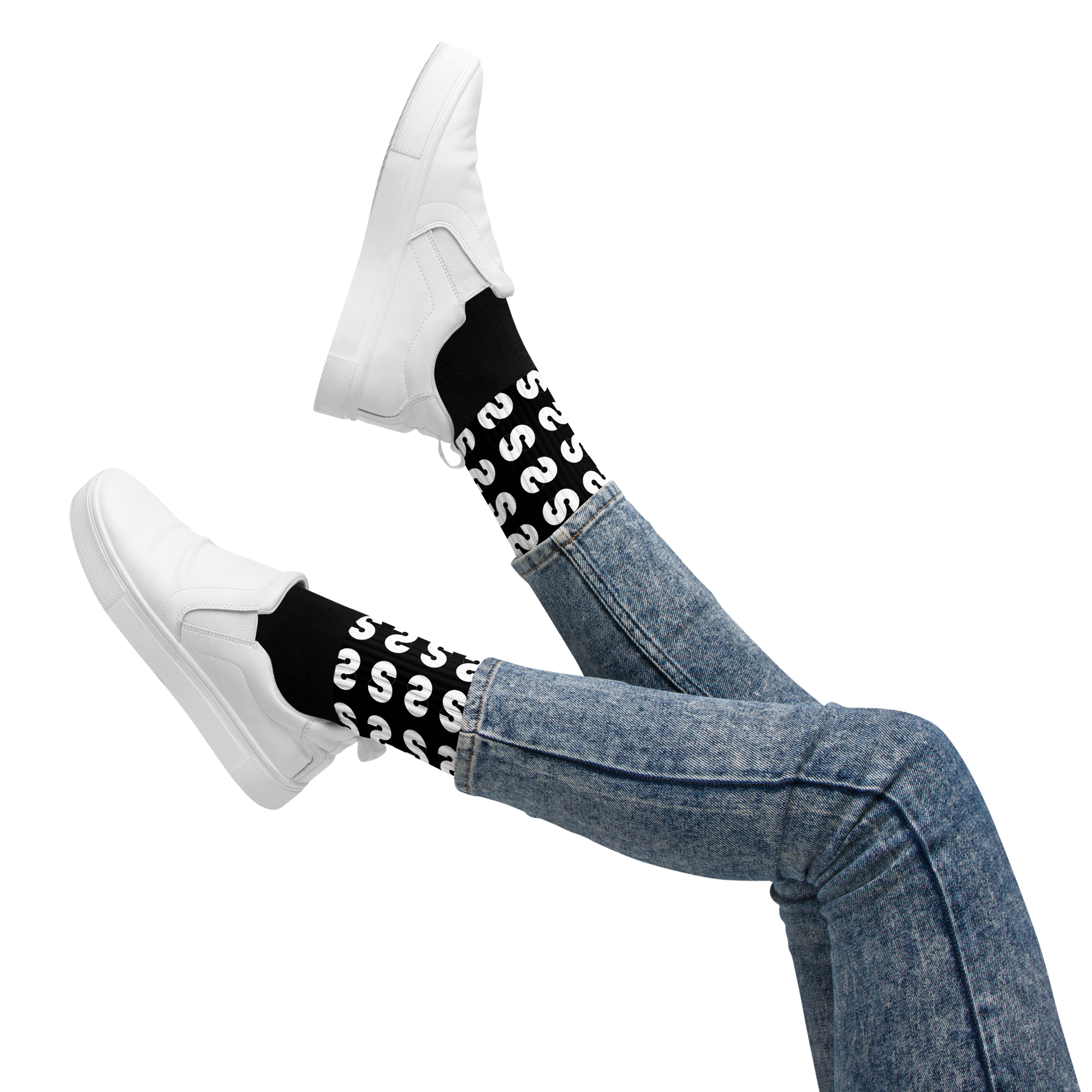 Piernas con Calcetines VOOM — The Ground Signal negros con diseño repetido blanco y jeans azul claro ajustados