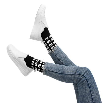 Piernas con Calcetines VOOM — The Ground Signal negros con diseño repetido blanco y jeans azul claro ajustados