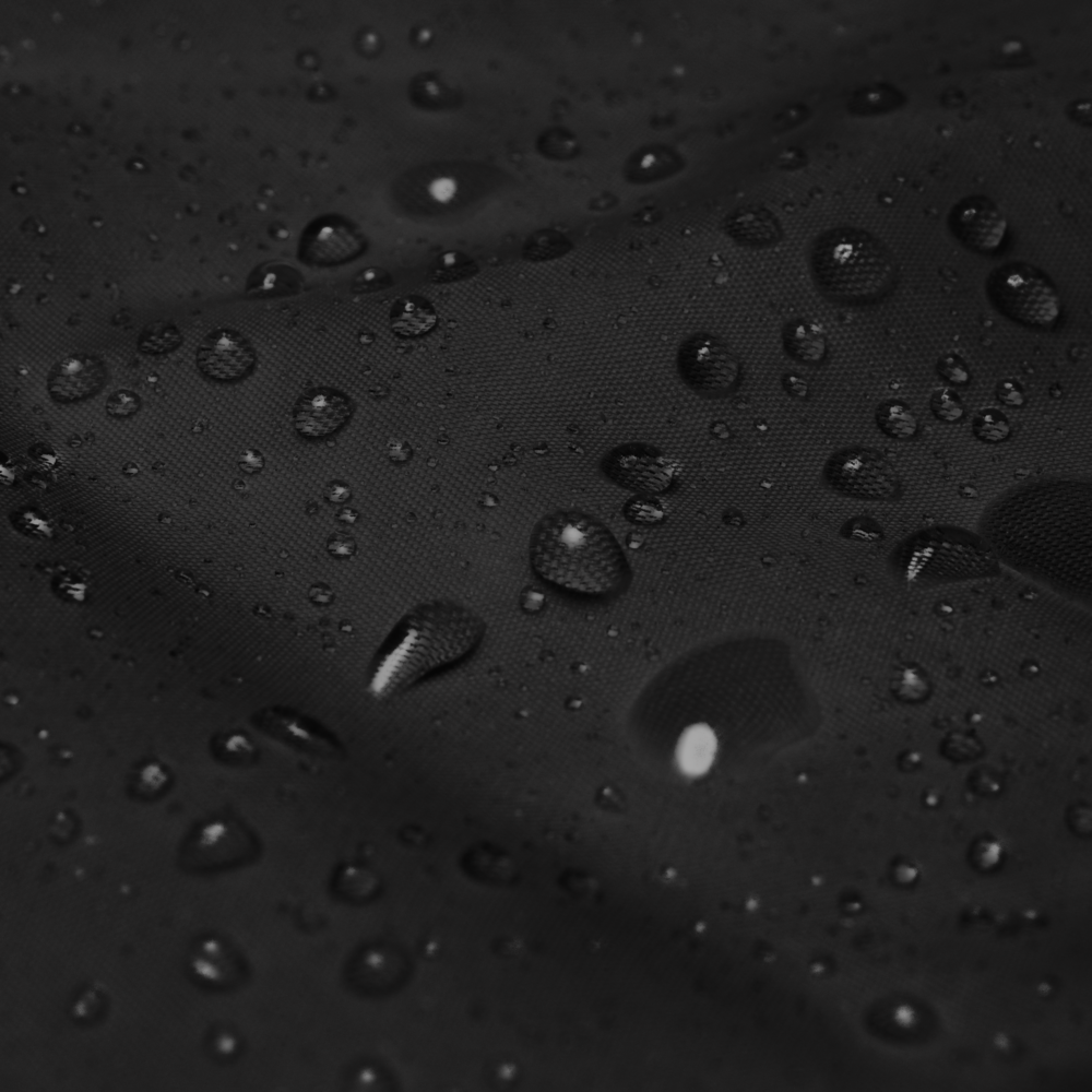 Tejido impermeable con gotas de agua sobre la superficie del Cortavientos Negro Unisex VOOM — The Motion Code.