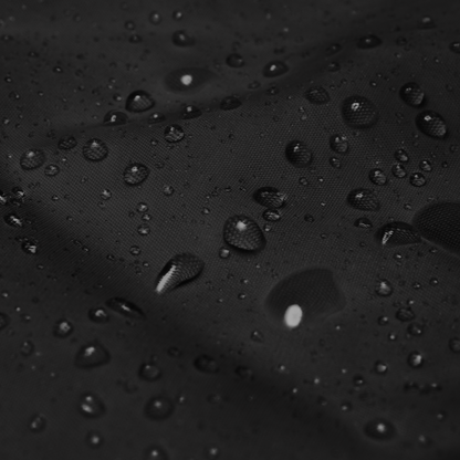 Tejido impermeable con gotas de agua sobre la superficie del Cortavientos Negro Unisex VOOM — The Motion Code.