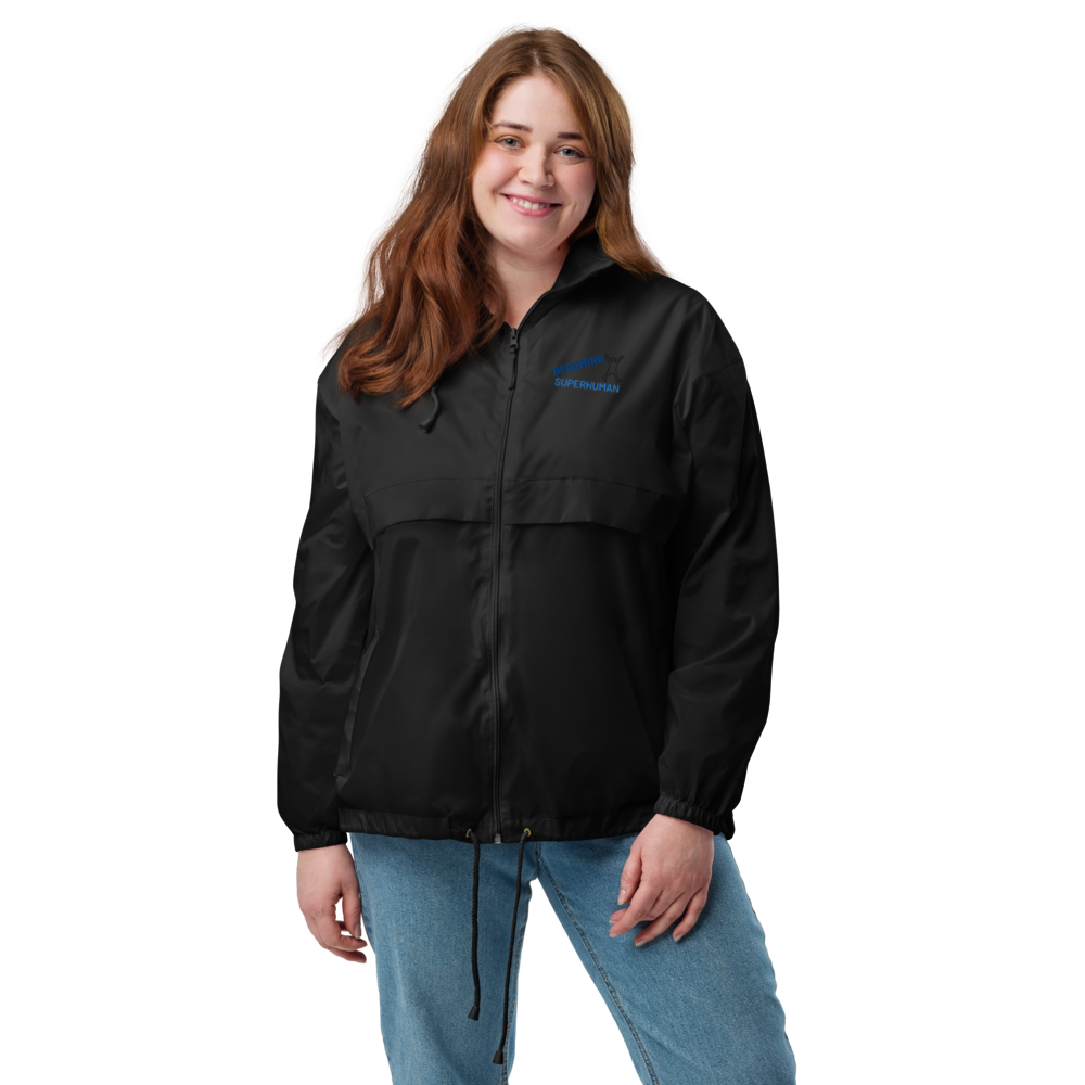 Mujer sonriente usando el Cortavientos Negro Unisex VOOM — The Motion Code con capucha y cremallera frontal cerrada