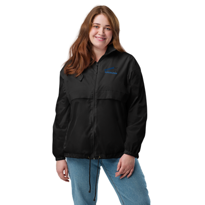 Mujer sonriente usando el Cortavientos Negro Unisex VOOM — The Motion Code con capucha y cremallera frontal cerrada