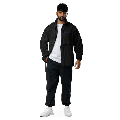 Hombre posando de pie con Cortavientos Negro Unisex VOOM — The Motion Code y detalle azul en el pecho visible