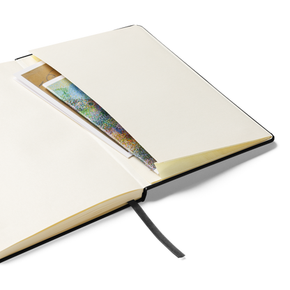 Cuaderno de Tapa Dura VOOM — The Archive Code abierto mostrando bolsillo interior trasero con papeles guardados y cinta marcapáginas negra