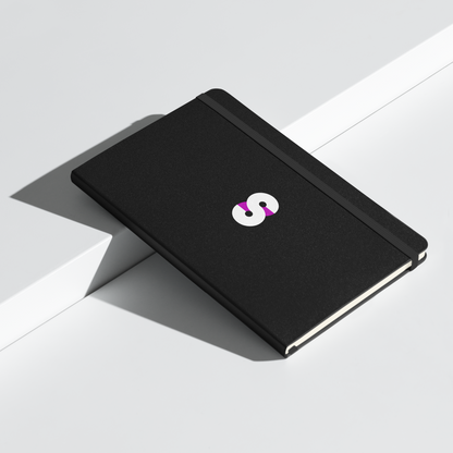Cuaderno de Tapa Dura VOOM — The Archive Code con cubierta negra, logo central y cierre elástico en composición minimalista.