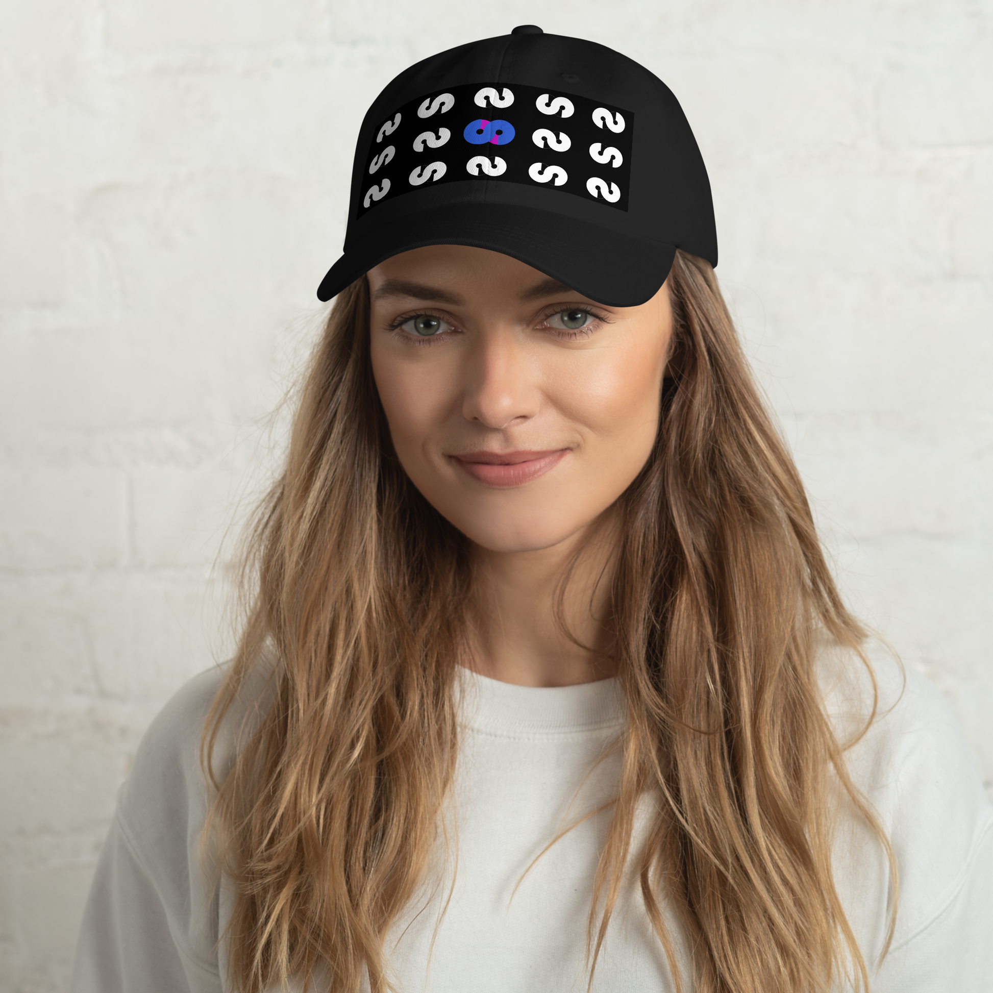 Mujer con Gorra Negra VOOM — The Pattern Code mostrando patrón S repetido con uno azul, y visera curvada.