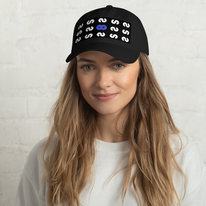 Mujer con Gorra Negra VOOM — The Pattern Code mostrando patrón S repetido con uno azul, y visera curvada.