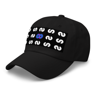 Gorra Negra VOOM — The Pattern Code con diseño frontal de símbolos S repetidos y uno central azul sobre fondo negro.