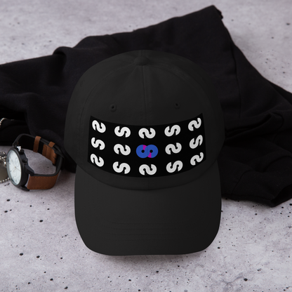 Gorra Negra VOOM — The Pattern Code con diseño frontal de patrón repetitivo en blanco y símbolo central azul y rojo.