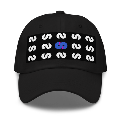 Gorra Negra VOOM — The Pattern Code con patrón repetitivo blanco y símbolo azul y morado sobre fondo negro y visera curva.