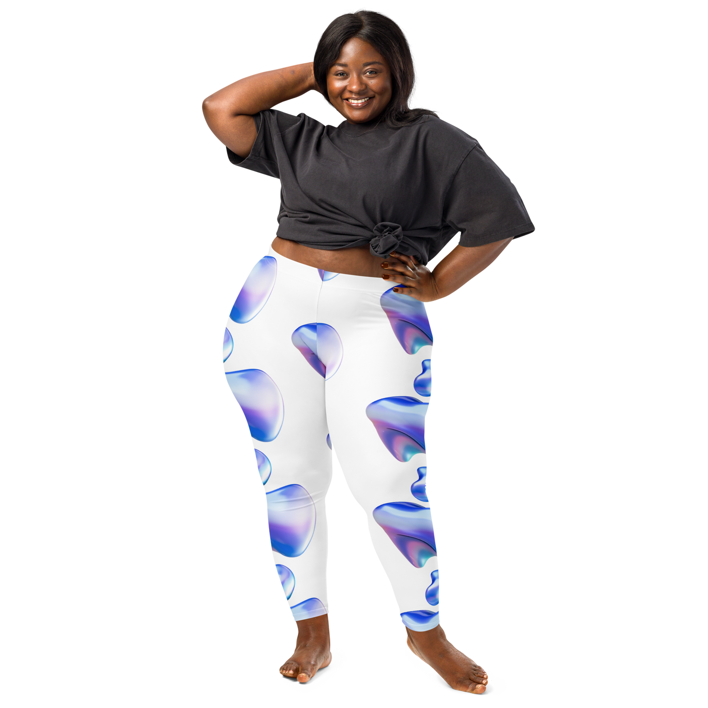 Mujer sonriente posando con Leggings VOOM — The Flow Form estampado abstracto azul y morado sobre fondo blanco