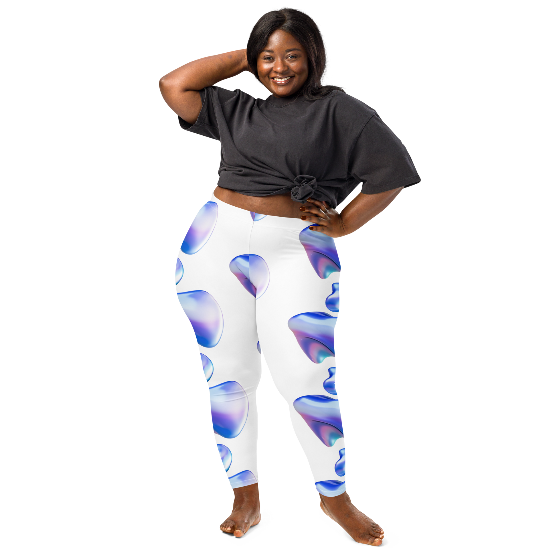 Mujer sonriente posando con Leggings VOOM — The Flow Form estampado abstracto azul y morado sobre fondo blanco