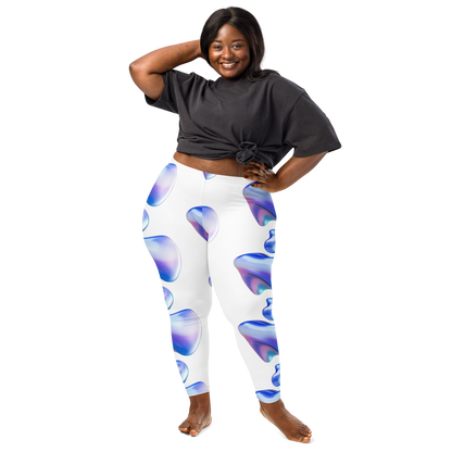 Mujer sonriente posando con Leggings VOOM — The Flow Form estampado abstracto azul y morado sobre fondo blanco