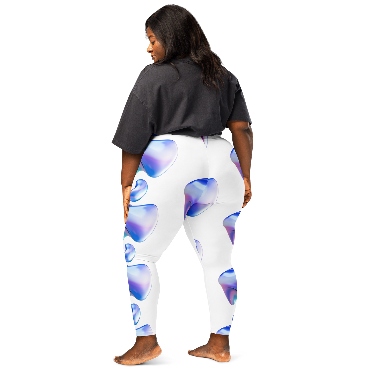 Persona curvy vistiendo los leggings VOOM The Flow Form vista desde atrás, con patrón fluido en tonos azul, violeta y celeste sobre fondo blanco.