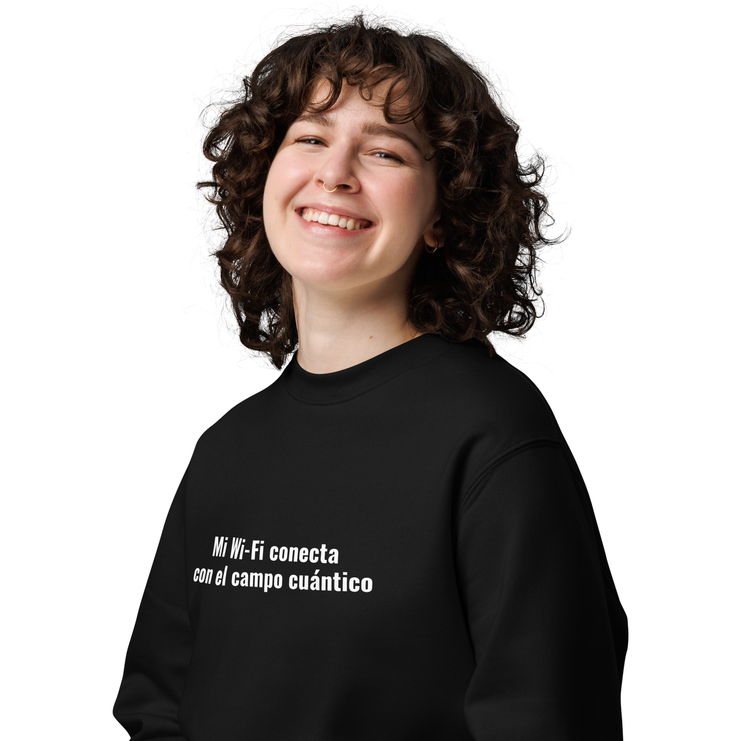 Mujer sonriente con Sudadera Eco VOOM — Quantum Field Connection negra y texto blanco "Mi Wi-Fi conecta con el campo cuántico