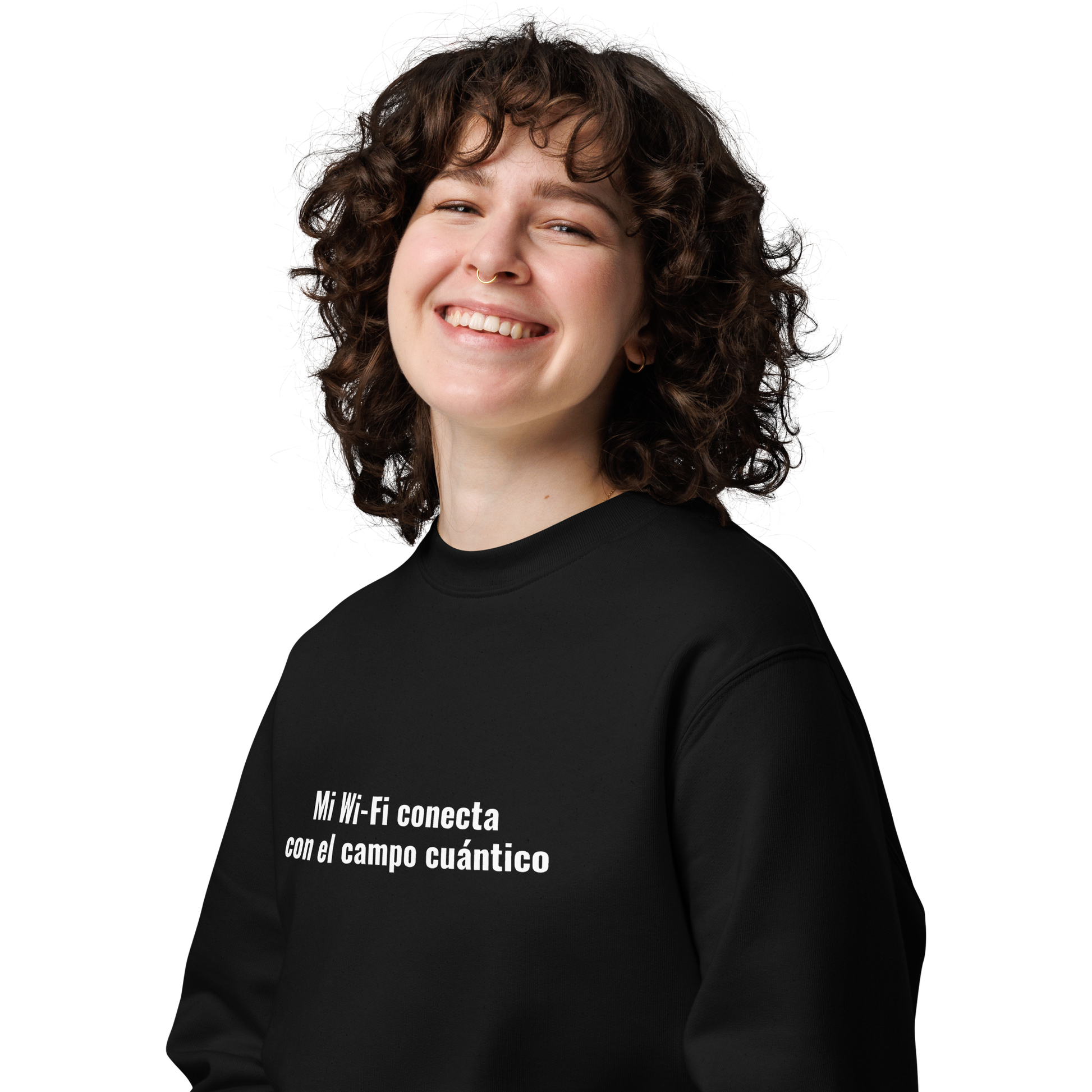 Mujer sonriente con Sudadera Eco VOOM — Quantum Field Connection negra y texto blanco "Mi Wi-Fi conecta con el campo cuántico