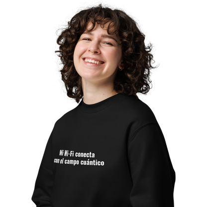 Mujer sonriente con Sudadera Eco VOOM — Quantum Field Connection negra y texto blanco "Mi Wi-Fi conecta con el campo cuántico