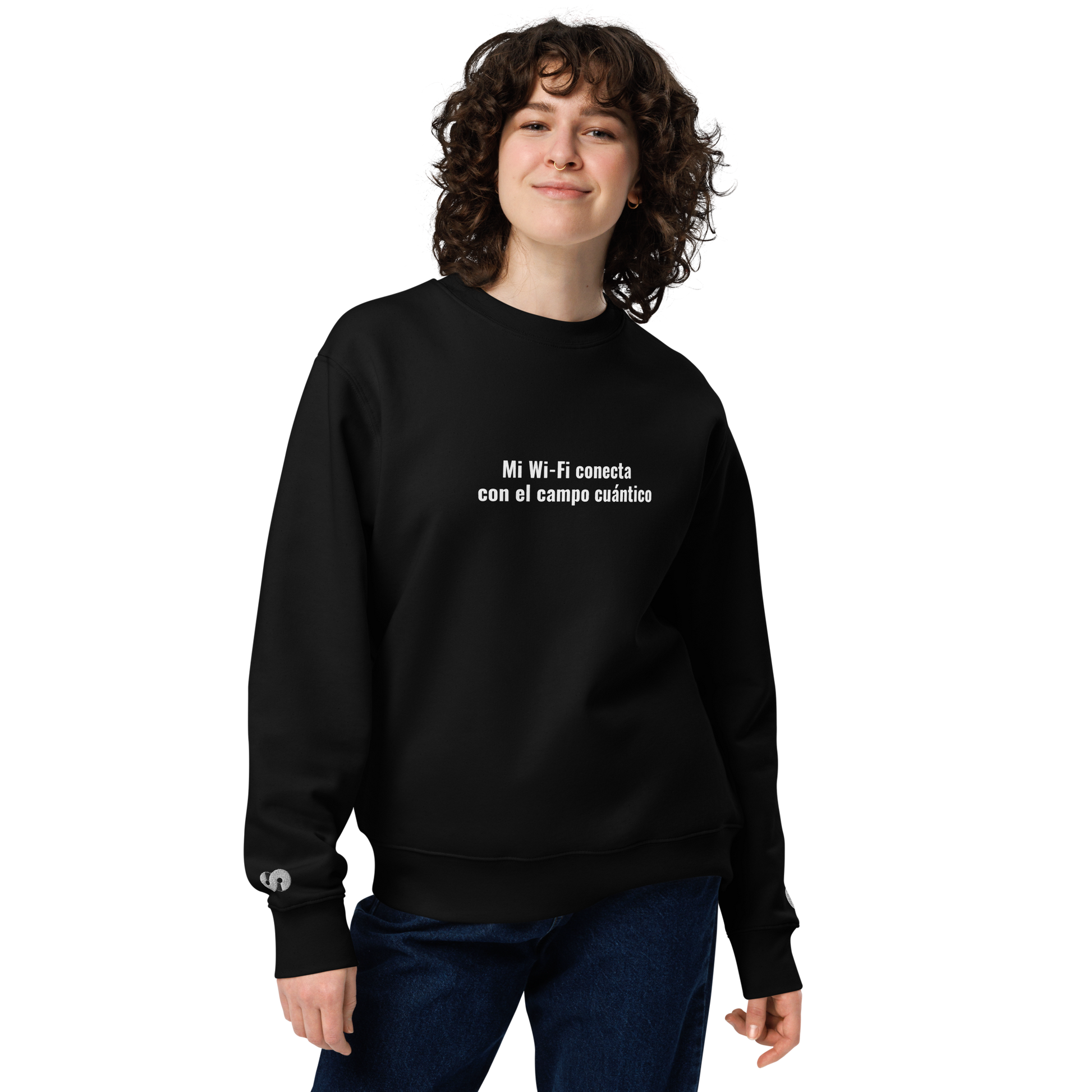 Mujer sonriendo con Sudadera Eco VOOM — Quantum Field Connection negra y texto blanco frontal sobre algodón orgánico