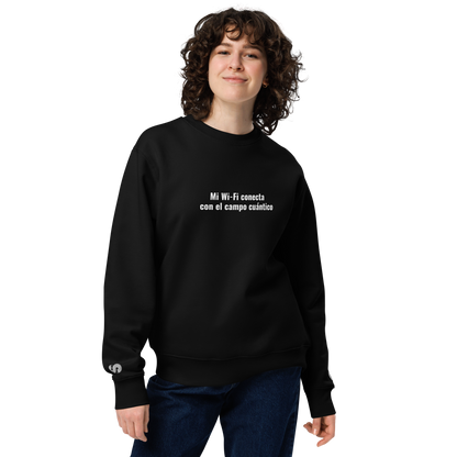 Mujer sonriendo con Sudadera Eco VOOM — Quantum Field Connection negra y texto blanco frontal sobre algodón orgánico
