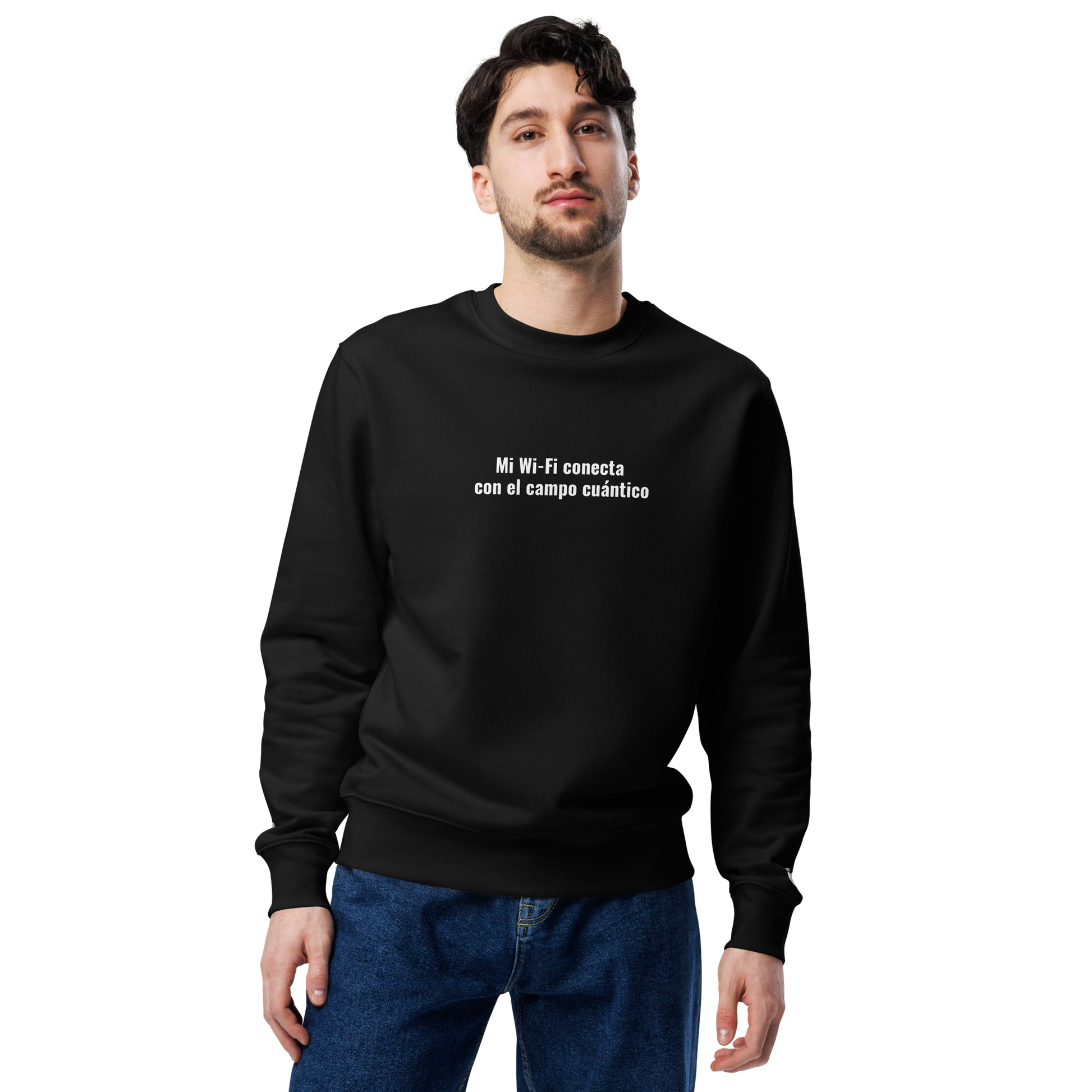 Hombre con Sudadera Eco VOOM — Quantum Field Connection negra y texto blanco "Mi Wi-Fi conecta con el campo cuántico" al frente