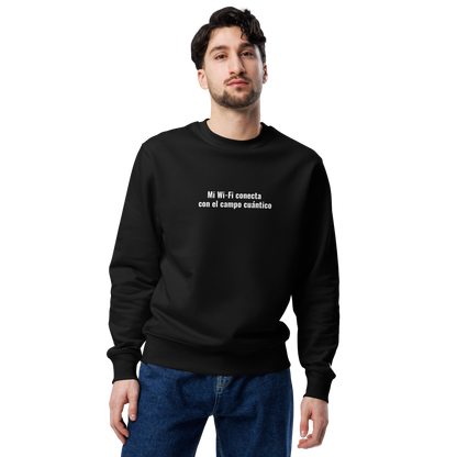 Hombre con Sudadera Eco VOOM — Quantum Field Connection negra y texto blanco "Mi Wi-Fi conecta con el campo cuántico" al frente