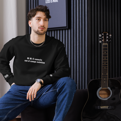 Hombre sentado con Sudadera Eco VOOM — Quantum Field Connection negra y texto blanco "Mi Wi-Fi conecta con el campo cuántico